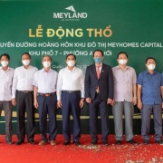 Chủ tịch UBND TP Phú Quốc Huỳnh Quang Hưng (thứ 5 từ trái sang) cùng các đại biểu tại lễ động thổ