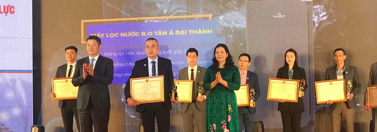 Đại diện Tập đoàn Tân Á Đại Thành nhận danh hiệu Top 10 sản phẩm công nghiệp chủ lực của thành phố Hà Nội năm 2021