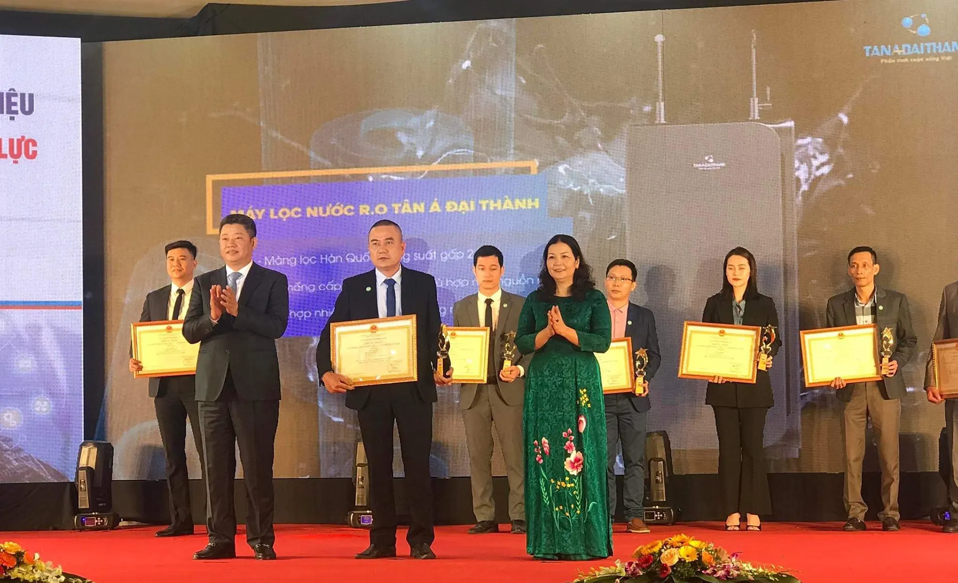 Đại diện Tập đoàn Tân Á Đại Thành nhận danh hiệu Top 10 sản phẩm công nghiệp chủ lực của thành phố Hà Nội năm 2021